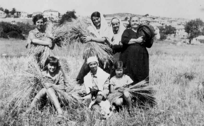 Las mujeres de la familia Batis, junto a mujeres no judías en los trigales de una aldea cercana a Ioánina, década de los 30