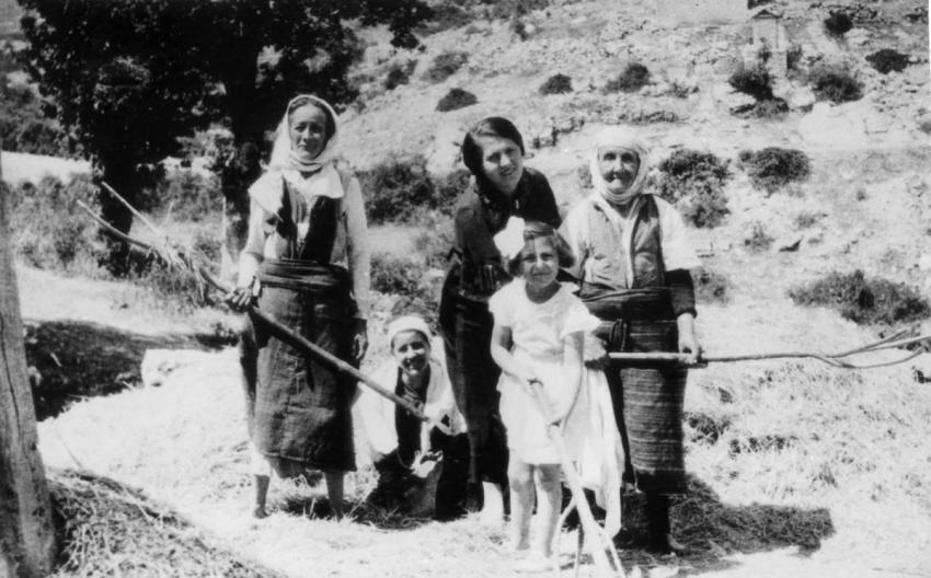 La familia Batis en un trigal con mujeres no judías en una aldea de la región de Epiro, capital Ioánina, década de los 30