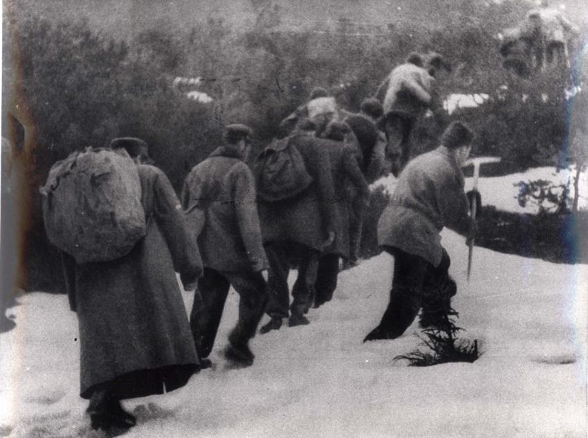 קבוצת 'הבריחה' צועדת בשלג