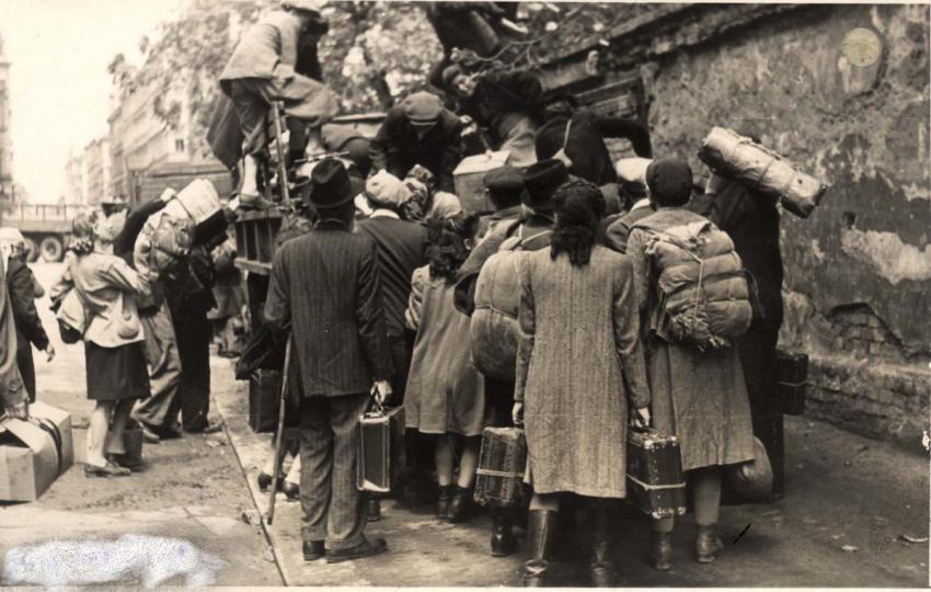יהודים ניצולים עולים על משאית בדרכם לארץ ישראל, במסגרת מבצע של תנועת 'הבריחה', לאחר המלחמה.