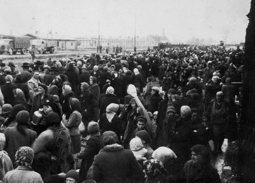 Juden bei der Ankunft im Lager, vor dem Selektionsprozess.