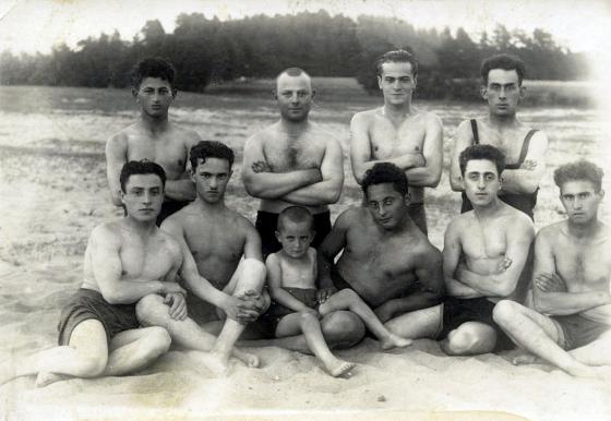 A youth Jewish swimming club, Eishishok, Poland