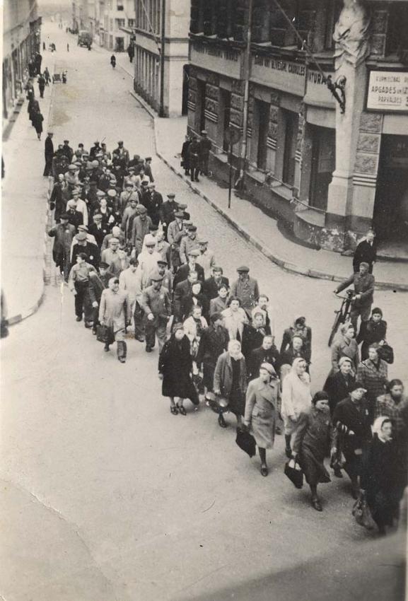 Евреев гонят на принудительные работы. Рига, Латвия, 1942-1943 гг.