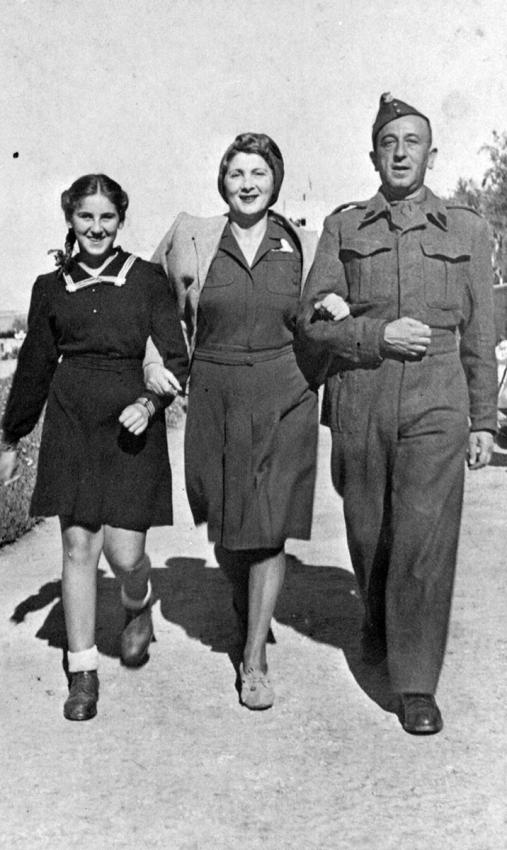 סטלה עם הוריה, אנה ומרטון קנובל, לאחר הגעתם לארץ, תל אביב 1943
