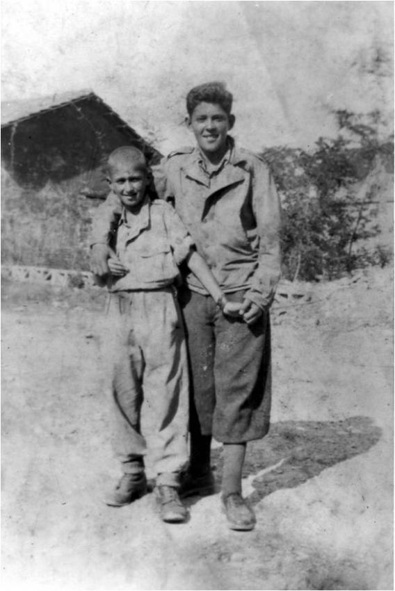 בולוניה, איטליה, 1945. מימין: אורי ודניאל חנוך.