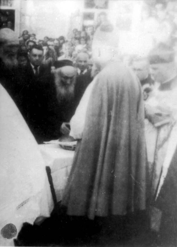 רב העיירה, ר' אברהם-הירש קמאי (במרכז) מקבל את פני הכמורה הקתולית ב&quot;לחם ומלח&quot; בעת ביקורה במיר