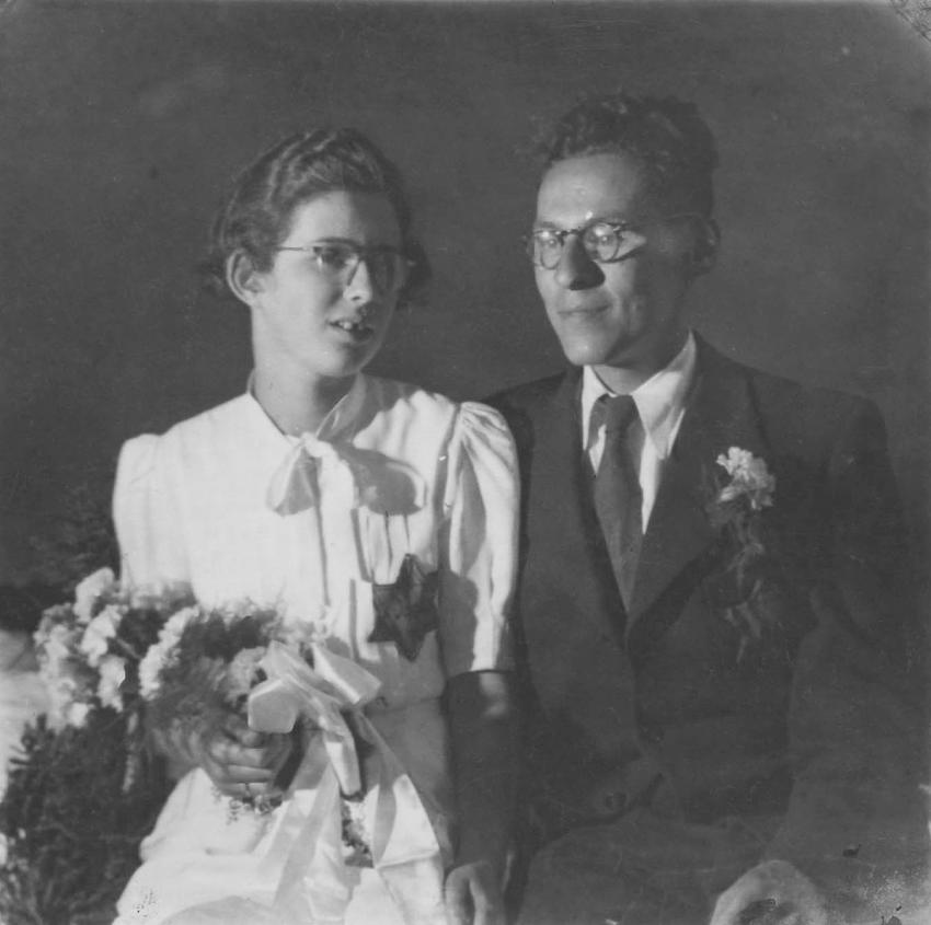 אסתר פינקהוף והנרי (הנס) אברהם אשר ביום חתונתם וטלאי צהוב על בגדם. אמסטרדם, 6 באוגוסט 1942