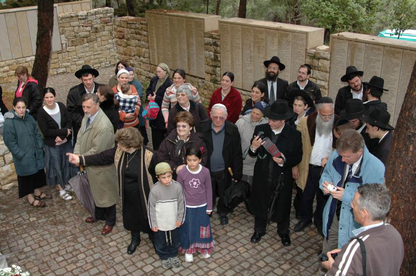 Mordechai Menat mit seiner Familie, 7.November 2005. Menat und andere Juden wurden von der Gerechten unter den Völkern, Elizabeth Bol, gerettet