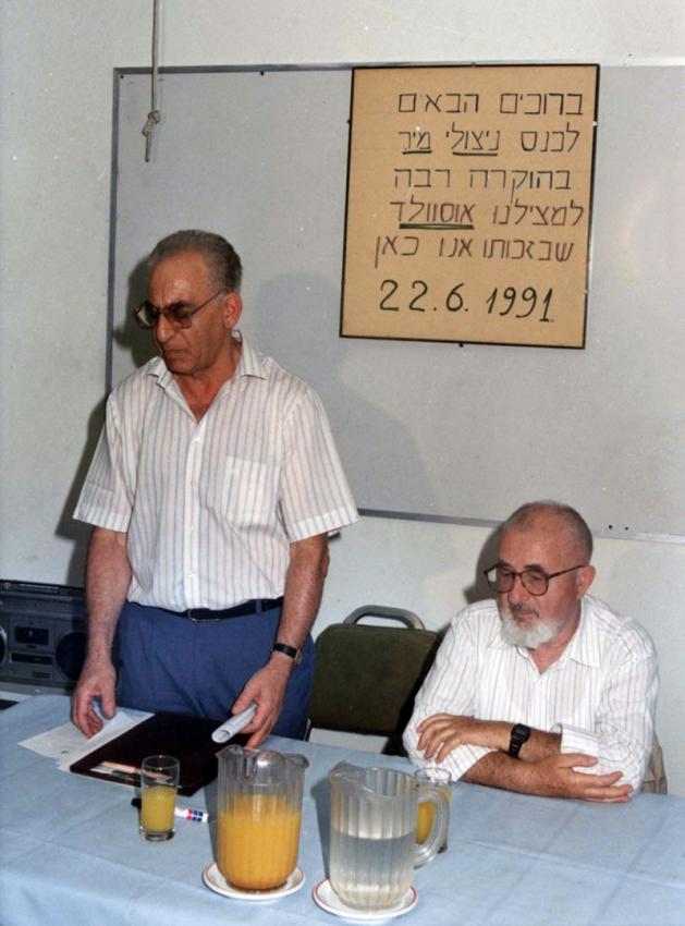 אוסוואלד רופאייזן (יושב) וישראל שפרון (פיירניקוב) בכנס יוצאי מיר, 1991