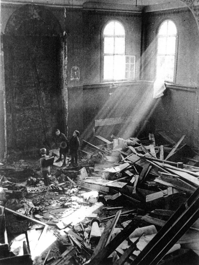 “碎玻璃之夜”后被毁的犹太会堂内部，德国柯尼希斯巴赫，1938年11月10日