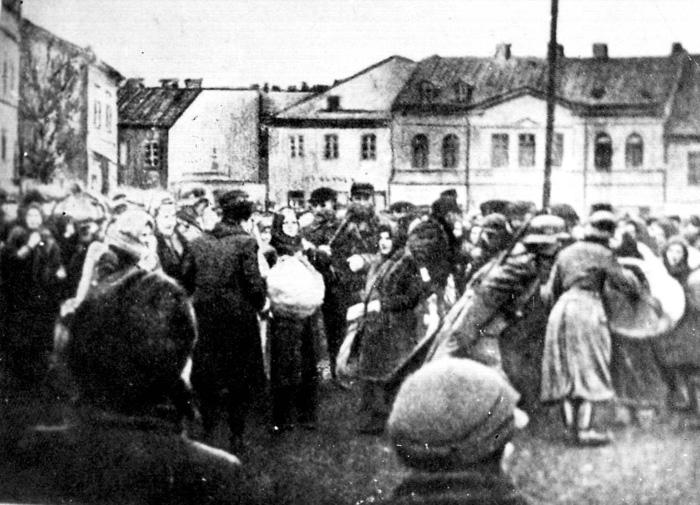 Люблин, Польша. Сбор евреев на площади для депортации