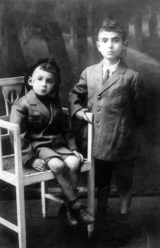 Mendel (right) and Yosef (left), Ruda Rayzla Baum’s sons. Yosef survived the Holocaust and immigrated to Erez Israel