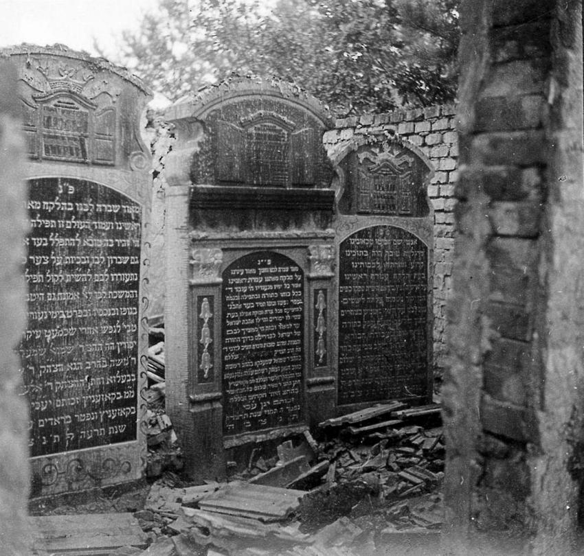 מצבות בבית הקברות היהודי בשידלובייץ.