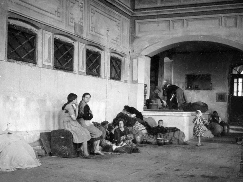 פליטים יהודים ששוכנו בבית כנסת בשידלובייץ.
