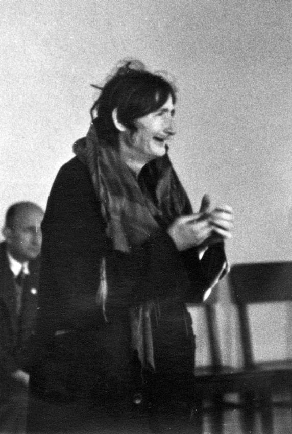 יהודיה נשפטת בבית משפט גרמני בשידלובייץ על עזיבת הגטו ללא אישור ונדונה למוות. צולם על ידי גרמני אנונימי ב-1942 או בתחילת 1943.