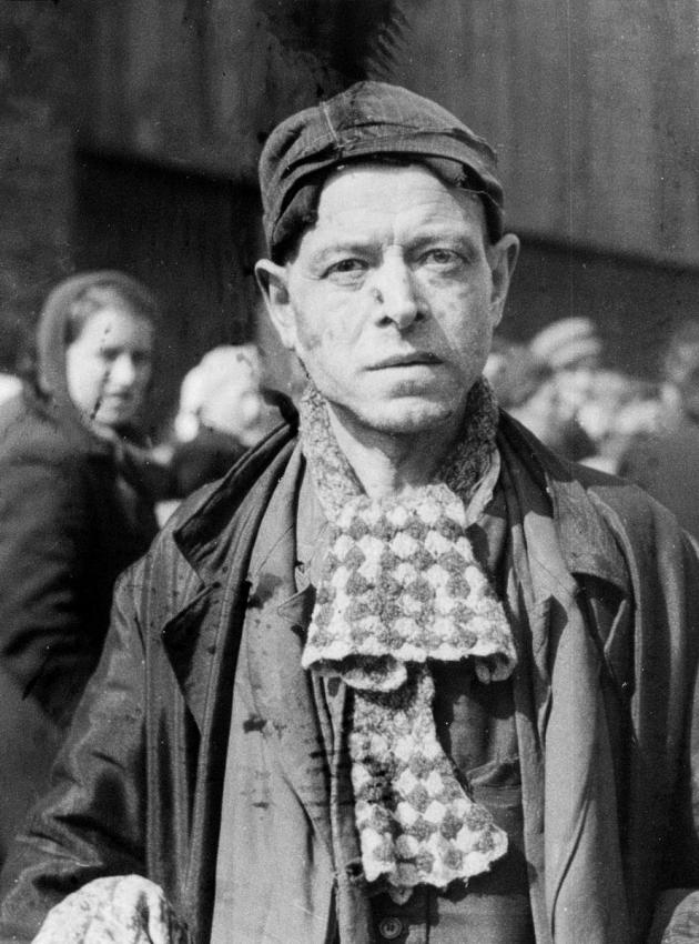 יהודים במהלך אחד הגירושים משידלובייץ למחנה המוות טרבלינקה. צולם על ידי גרמני אנונימי בסוף 1942 או תחילת 1943.