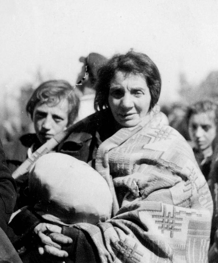 יהודיות במהלך אחד הגירושים משידלובייץ למחנה המוות טרבלינקה. צולם על ידי גרמני אנונימי בסוף 1942 או תחילת 1943.