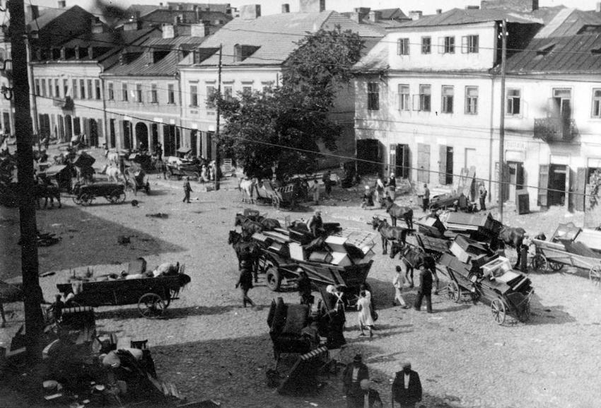 פולקסדויטשה (פולנים ממוצא גרמני) גוזלים את רכושם של יהודים מגורשים. צולם על ידי צלם גרמני אנונימי בסוף 1942 או תחילת 1943.