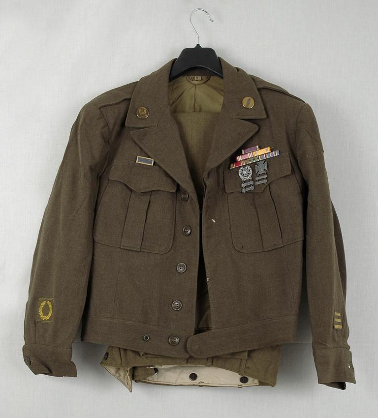 ז'קט צבאי של פאול רוזנבלט ועליו "סרטי אותות" שונים, ביניהם אות הגבורה "לב הארגמן" - אות הגבורה הגבוה ביותר של צבא ארה"ב