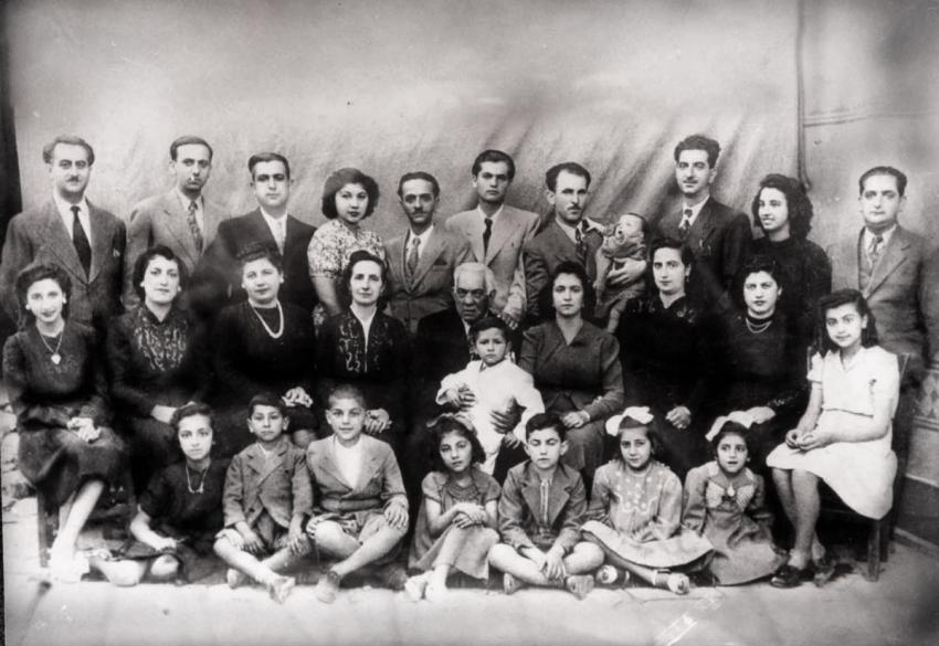 ינינה, יוון, בני משפחתה של מוסרת התצלום, ז'נט סלומוני לבית בוהורופולוס, לפני גירוש יהודי העיר למחנות ההשמדה, יוני 1943.