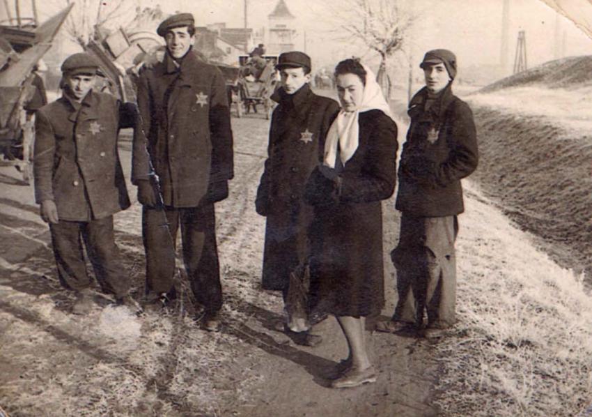 ארבעה צעירים יהודים וצעירה יהודיה בדומברובה גורניצ'ה במהלך המלחמה.