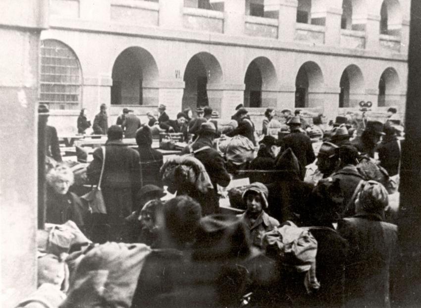 יהודים שגורשו ממחנה הריכוז וסטרבורק בהולנד מגיעים לגטו טרזין, ינואר 1944 