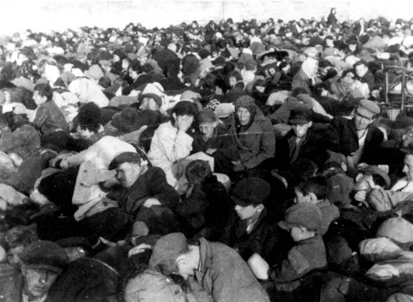 Judíos de Siedlce, Polonia, esperando antes de la deportación, 22 de agosto, 1942