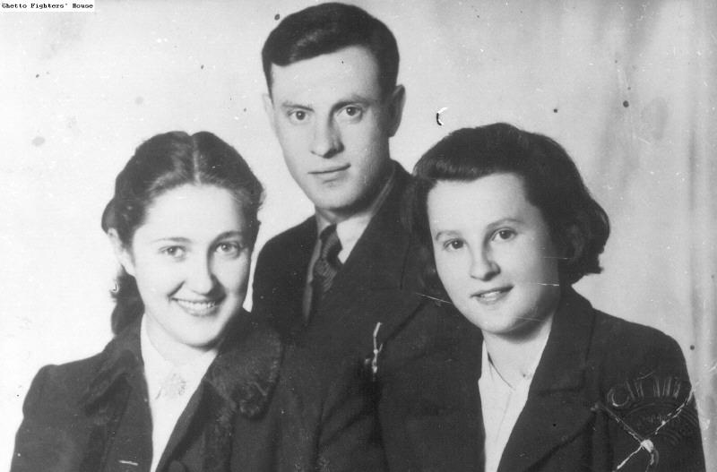 מרים ליבסקינד מימין, יחד עם אחיה דולק ואשתו רבקה (באדיבות בית לוחמי הגטאות / ארכיון התצלומים)