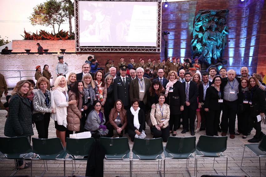 Participantes del Seminario de Líderes 2016 con invitados del Departamento de Latinoamérica, España, Portugal y Miami durante las Ceremonias Conmemorativas de Yom Hashoá 2016