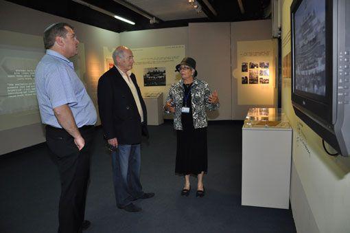Yad Vashem Donor Greg Rosshandler (center) visited the Mount of Remembrance on 8 September 2011, during which he toured the Eichmann Trial and “Virtues of Memory” exhibitions