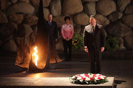 Canada’s Minister of Foreign Affairs, the Hon. John Baird, laid a wreath in the Hall of Remembrance, accompanied by (in the background) Canadian Ambassador to Israel H. E. Mr. Paul Hunt and National Chair of Canadian Society for Yad Vashem Fran Sonshine