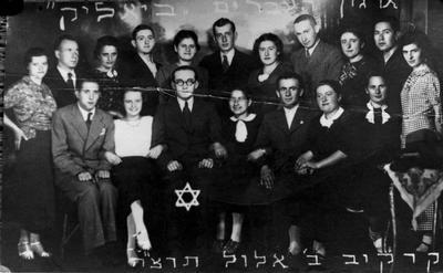 希伯来演讲组织“比亚利克”的成员，战前波兰克拉科夫