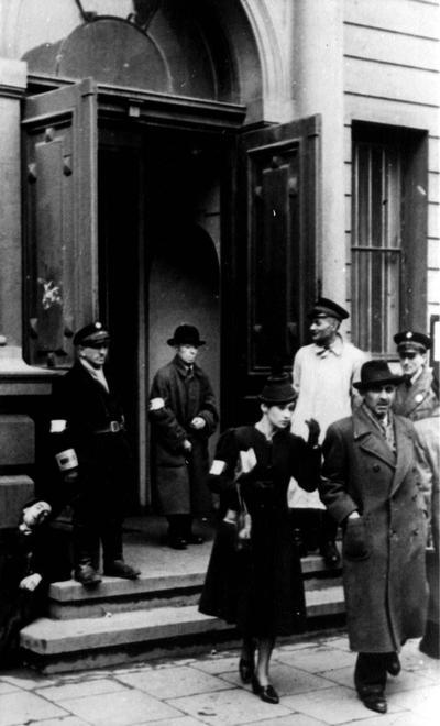 隔都内的犹太居民委员会，入口处由犹太警察把守，波兰华沙