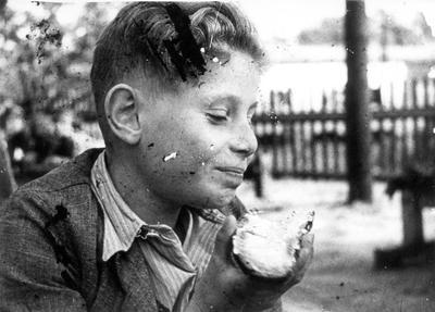 吃面包的男孩，捷克斯洛伐克特莱西恩施塔特