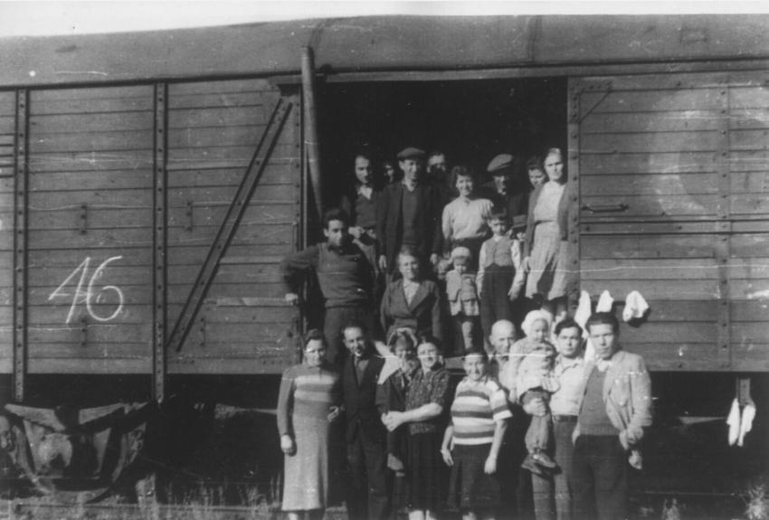   קבוצת המעפילים בדרכם ממחנה העקורים על יד קאסל בגרמניה לבנדול שבצרפת לקראת עלייתם ארצה
