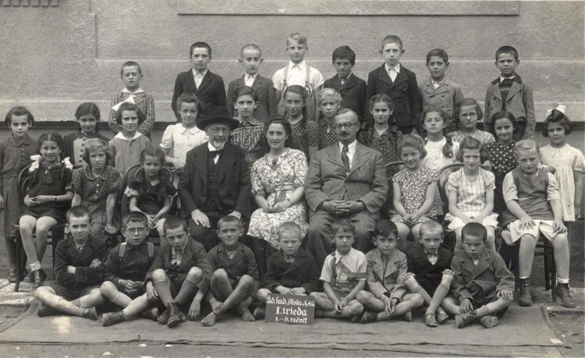 Maestros y alumnos de la escuela primaria judía, en Spisska Nova Ves, Checoslovaquia, 1940-1941