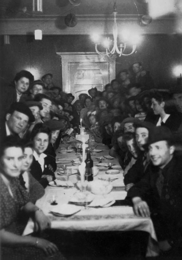 Sobrevivientes durante un Seder de Pésaj en el campo de desplazados de Traunstein, Alemania, 1946
