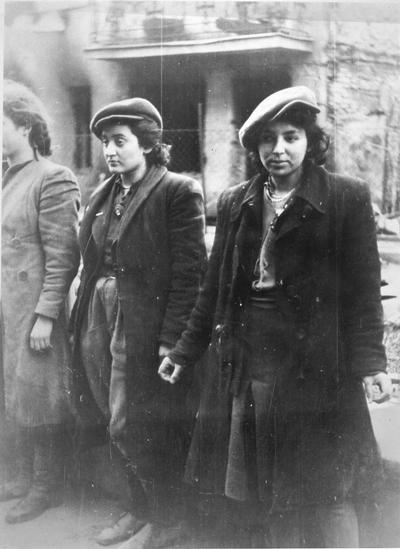 起义期间被强行带出地下掩体的三位妇女，波兰华沙，1943年