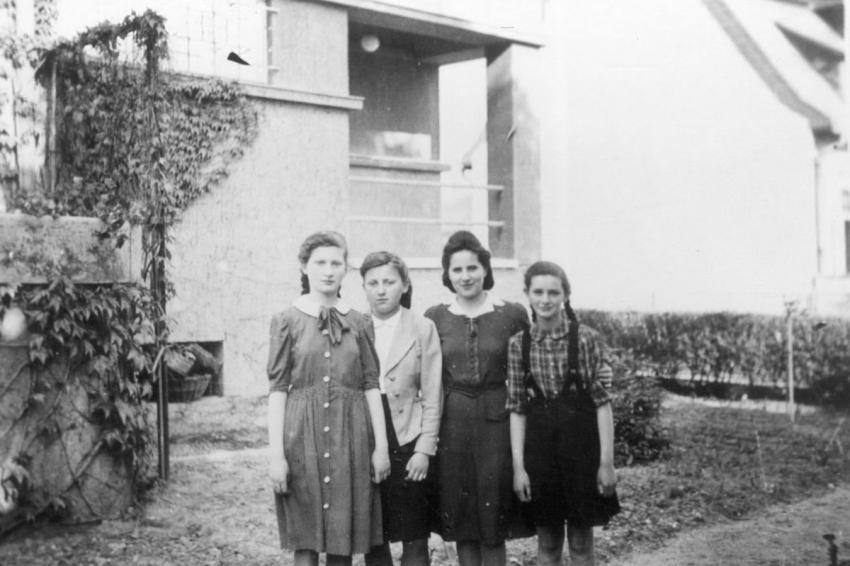 Livia Koralek (segunda de la derecha) y sus alumnas, Csorna (Sopron), Hungría, 1943