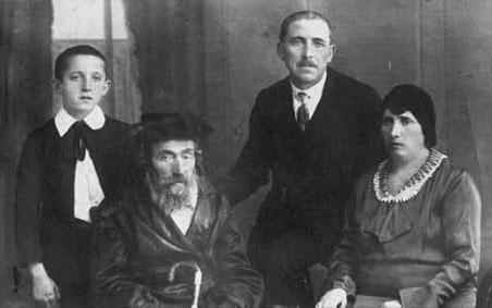 ליאון-אריה מילרד עם הוריו גניה ואהרון והסבא מוניש בדרוהוביץ, שנות ה-30