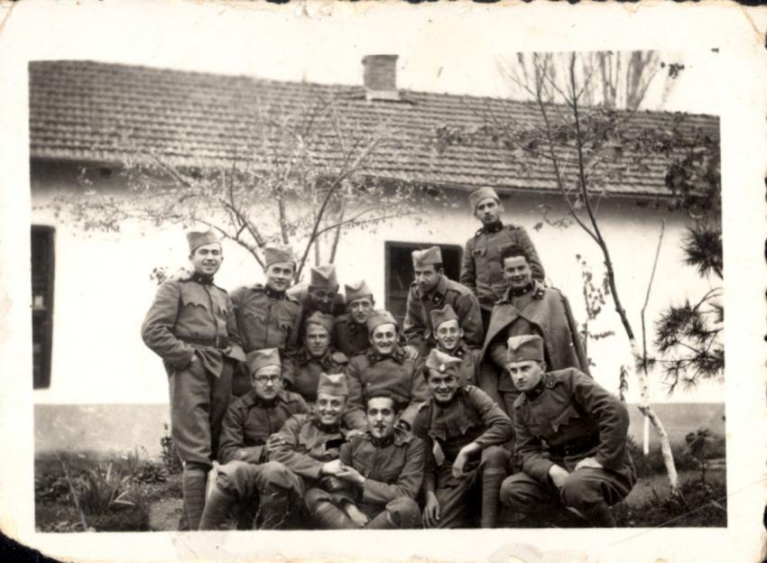 בצבא יוגוסלביה - הרב ד"ר צבי עזריה הרמן-הלפגוט ז"ל מעל החייל האמצעי בשורה התחתונה