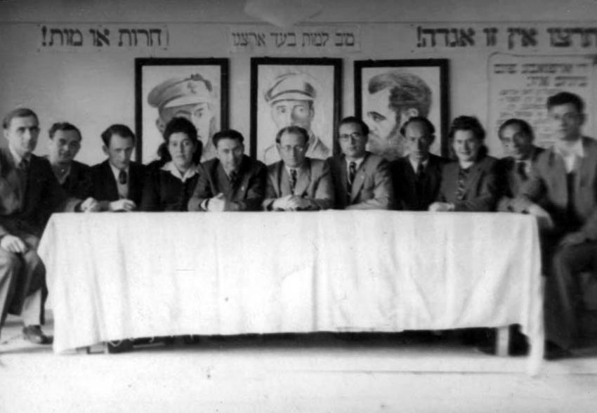 Die erste Sitzung nach dem Krieg von Mitgliedern des Zionistischen Komitees im DP-Lager Bergen-Belsen