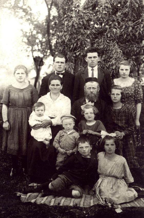 בני משפחת איווניר בברהומט, רומניה, 1923.