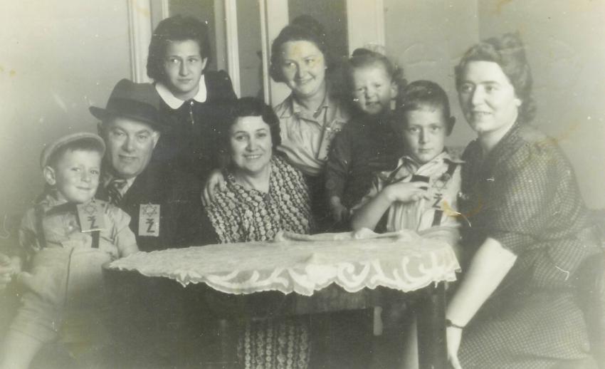 יהודים בקרואטיה נושאים טלאי צהוב על בגדיהם, 1941