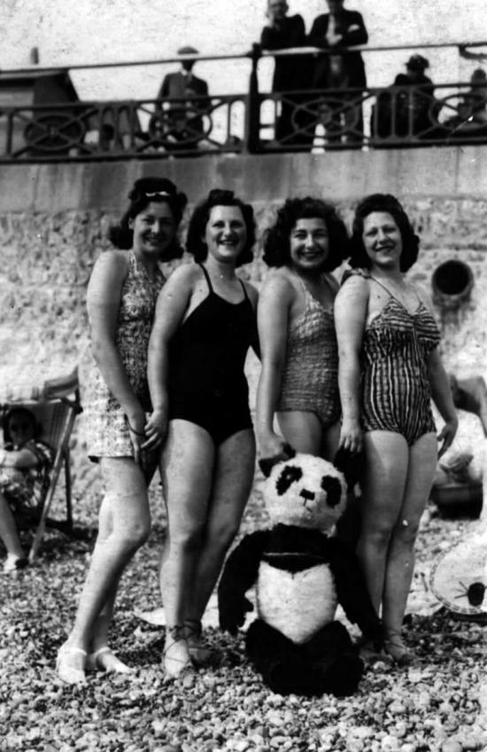 הילדה (מימין) עם חברות, פליטות מוינה, בחוף הים, ברייטון, אנגליה, אוגוסט 1939