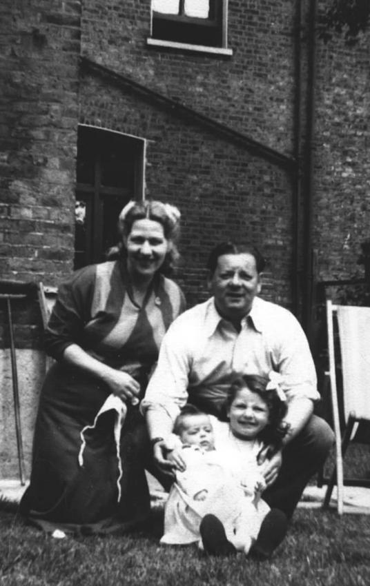 הילדה ולו מזין עם הבנות לורין וסוזן, לונדון, שנות ה-50