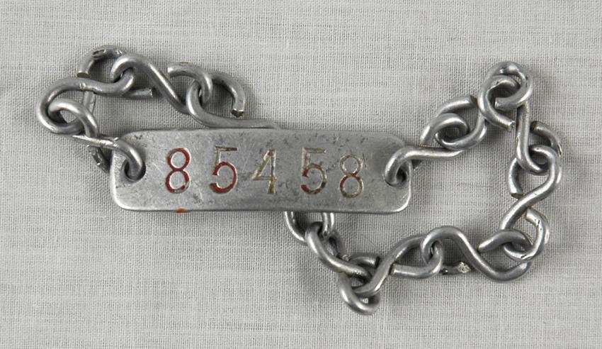 צמיד מתכת עם מספר אסיר 85458 אותו אולץ אריה מילרד לענוד כאשר נכלא במחנה הריכוז מאוטהאוזן