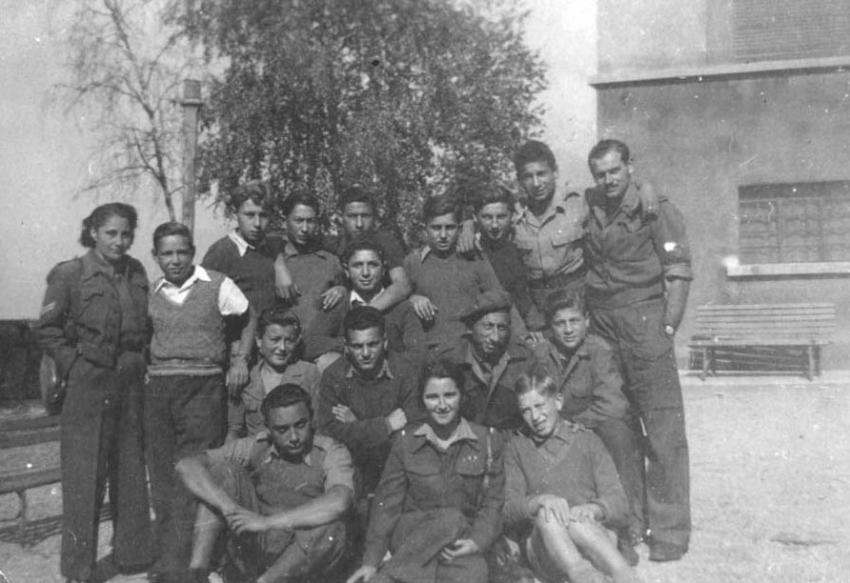 Male and female soldiers from Eretz Israel serving in the British Army, with children from the Selvino children’s home, Italy, after the war. Standing at the back, second from the right: Haim Sarid. The soldier wearing the beret: Aharoncik.