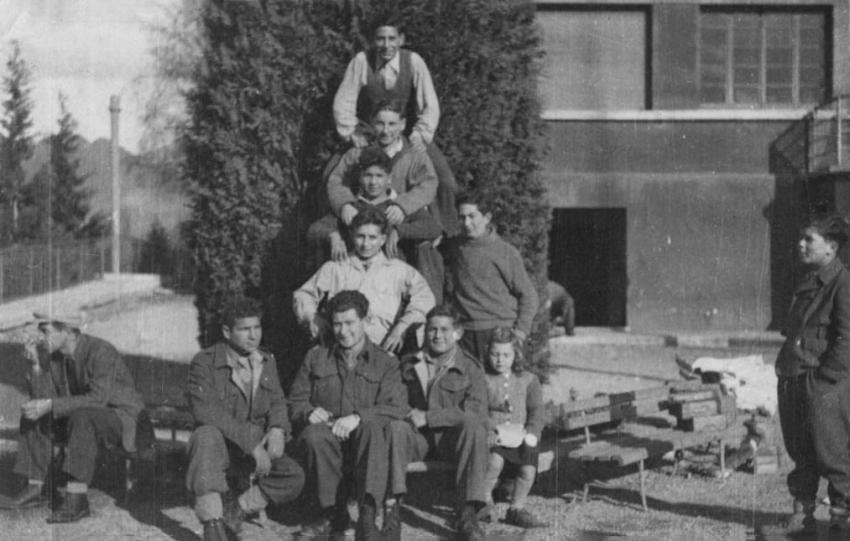 חיילים ארצישראליים בצבא הבריטי עם ילדי בית הילדים סלבינו שבאיטליה, פברואר 1946. החייל אהרון רקוץ' (יושב שני מימין) הגיע מארץ ישראל ומצא את אחיו בסלבינו. מימינו, במרכז התצלום, חיים שריד.