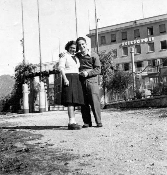 נוגה וראובן דונת לפני בית הילדים בסלבינו, 1945.